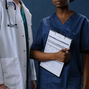 Estas son las ocupaciones elegibles para la nueva categoría de médicos del IRCC